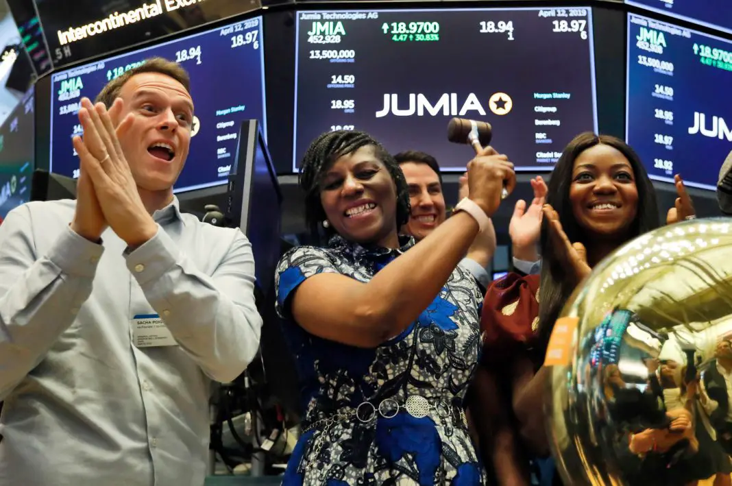 Sacha Poignonnec, co-PDG de Jumia (à gauche), applaudit pendant que la PDG de Jumia Nigeria (au centre) sonne la cloche d’ouverture du New York Stock Exchange, le marché boursier de New York, le 12 avril. (© Richard Drew/AP Images)