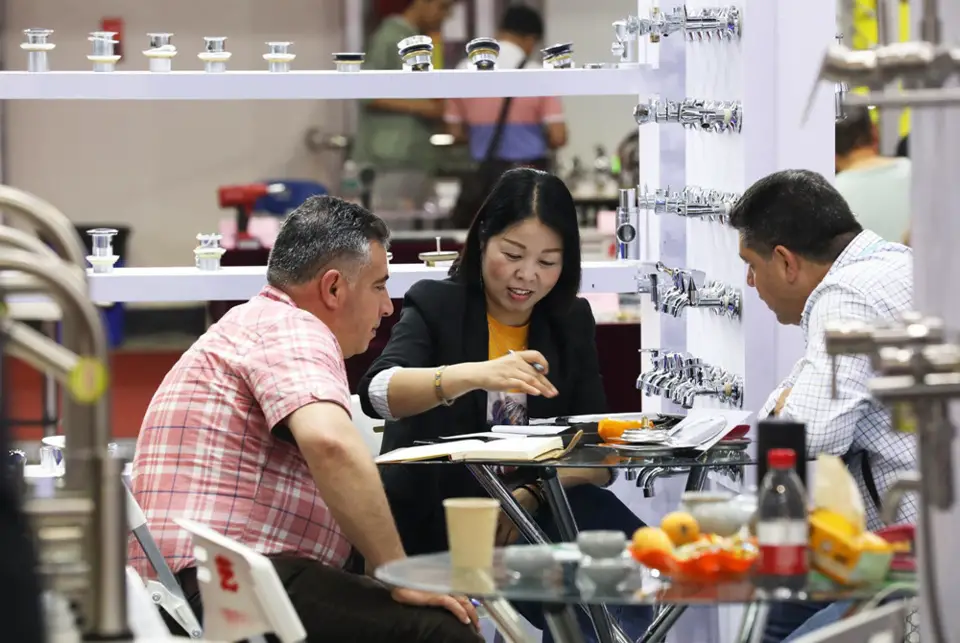 On April 21, foreign merchants purchase daily hardware products at Yiwu International Expo Center.(Photo from People’s Daily Online)