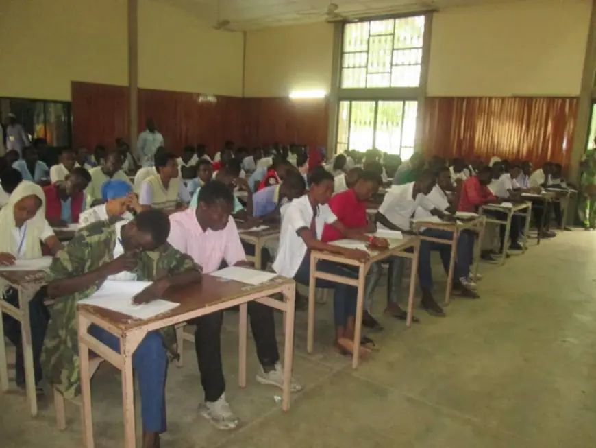 Des lycéens composent un examen à N'Djamena. © Alwihda Info