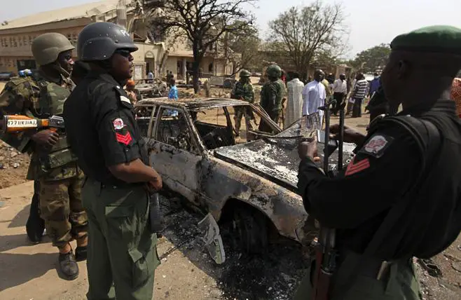 Des policiers au Nigeria sur les lieux d'un attentat. © DR