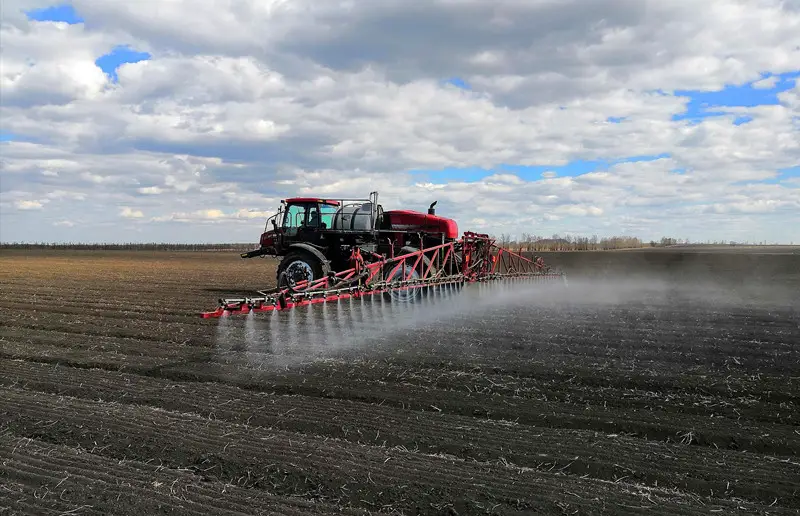 A self-propelled sprayer is weeding a piece of soybean farmland in northeast Heilongjiang province, May 7, 2019. (Photo: People’s Daily Online)