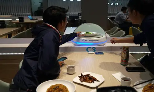 Customers pick their orders from a robot in Robot.HE in Shanghai. Photo: Yang Hui/GT