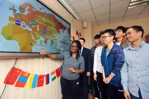 An African student is sharing her learning experiences with her schoalmates in China. (Photo by Liu Dongyue from People’s Daily Online)