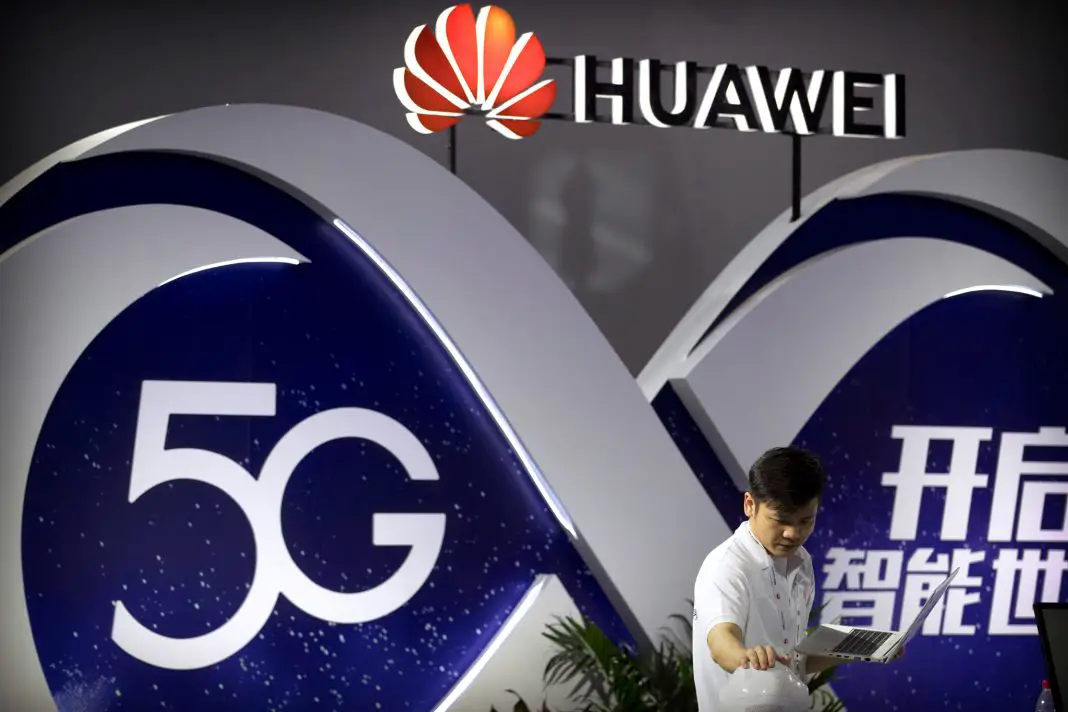 L’entreprise chinoise de télécommunications Huawei est en concurrence pour des contrats d'installation de la 5G, mais représente une menace en matière de sécurité, affirment les États-Unis. (© Mark Schiefelbein/AP Images)