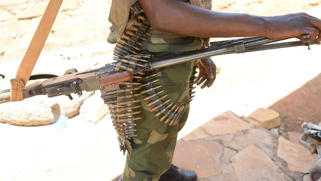 Un membre de l'ancienne rébellion Seleka pose avec son arme à Bambari, en mai 2015. © AFP PHOTO / PACOME PABANDJI