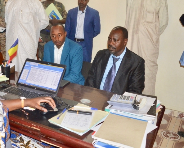 Le directeur général des impôts lors d'une visite dans les centres provinciaux de N'Djamena en mars 2019. Illustration. © Fin.td Le directeur général des impôts lors d'une visite dans les centres provinciaux de N'Djamena en mars 2019. Illustration. © Fin.td