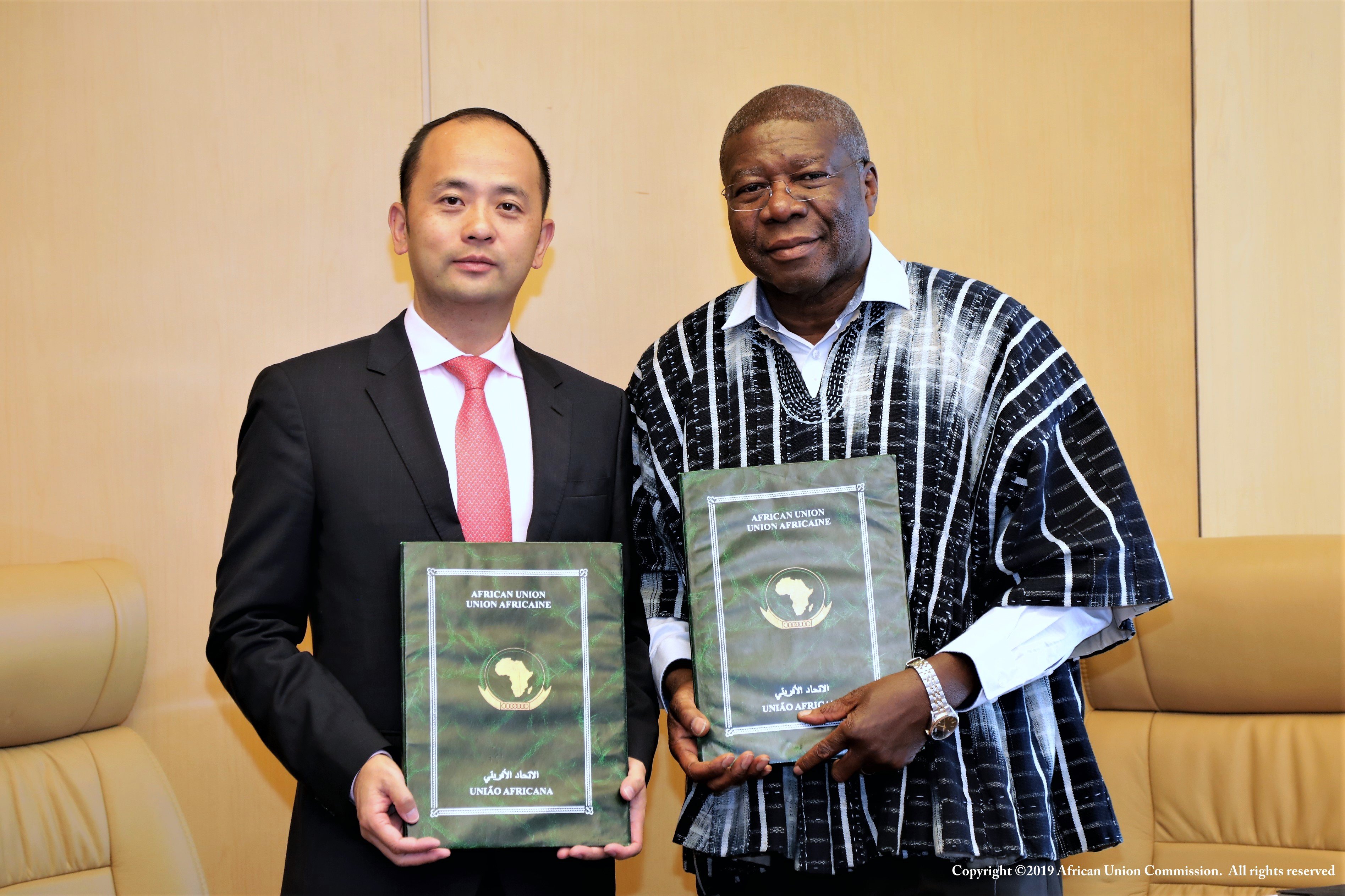 M. Philippe Wang, vice-président de Huawei pour la région Afrique du Nord (à gauche) et M. Thomas Kwesi Quartey, vice-président de la Commission de l'Union africaine (à droite) lors de la signature du protocole d'accord à Addis-Abeba  © Commission de l'Union africaine M. Philippe Wang, vice-président de Huawei pour la région Afrique du Nord (à gauche) et M. Thomas Kwesi Quartey, vice-président de la Commission de l'Union africaine (à droite) lors de la signature du protocole d'accord à Addis-Abeba  © Commission de l'Union africaine