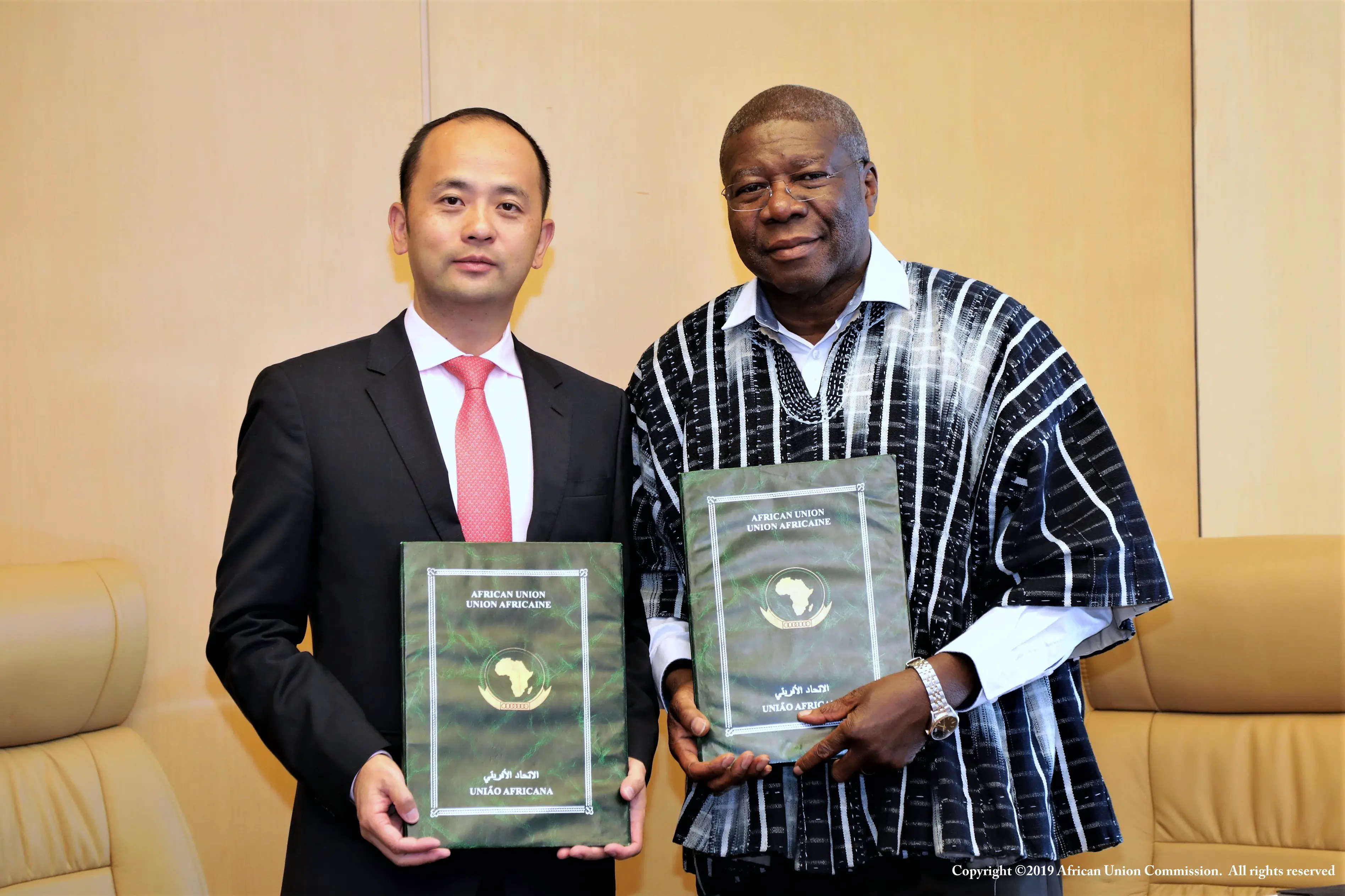 M. Philippe Wang, vice-président de Huawei pour la région Afrique du Nord (à gauche) et M. Thomas Kwesi Quartey, vice-président de la Commission de l'Union africaine (à droite) lors de la signature du protocole d'accord à Addis-Abeba  © Commission de l'Union africaine