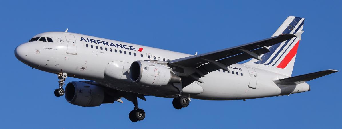 Un avion de la compagnie Air France, le 5 février 2019, avant son atterrissage à Londres.  (NICOLAS ECONOMOU / AFP)