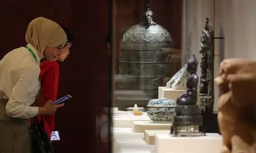Foreign visitors look at the cultural relics on display at “The Splendor of Asia: An exhibit of Asian Civilizations,” which opened on Monday May 13 at Beijing’s National Museum of China. Photo: VCG