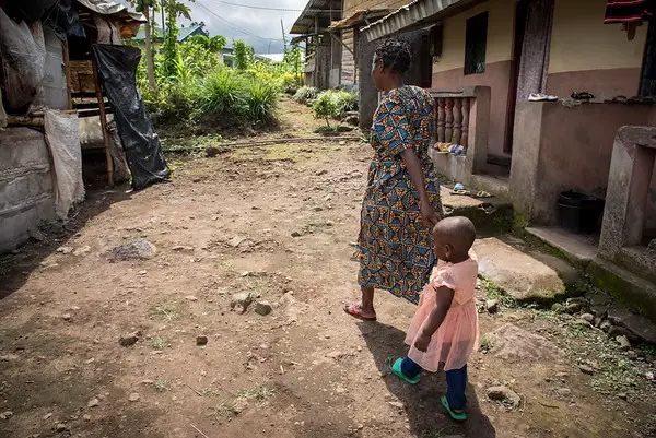 Minette (38) and her little daughter Fevour (2) have fled from Manyu and sought safety in Buea after their home was burned down. © Photo: NRC/Tiril Skarstein