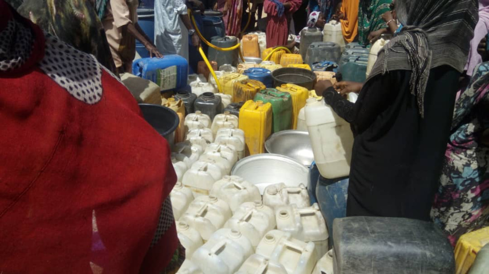 Des familles attendent le remplissage gratuit de bidons d'eau à Abéché. © Alwihda Info Des familles attendent le remplissage gratuit de bidons d'eau à Abéché. © Alwihda Info