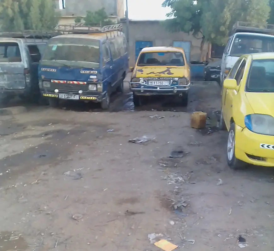 Des taxis et minibus stationnés à N'Djamena. © Alwihda Info