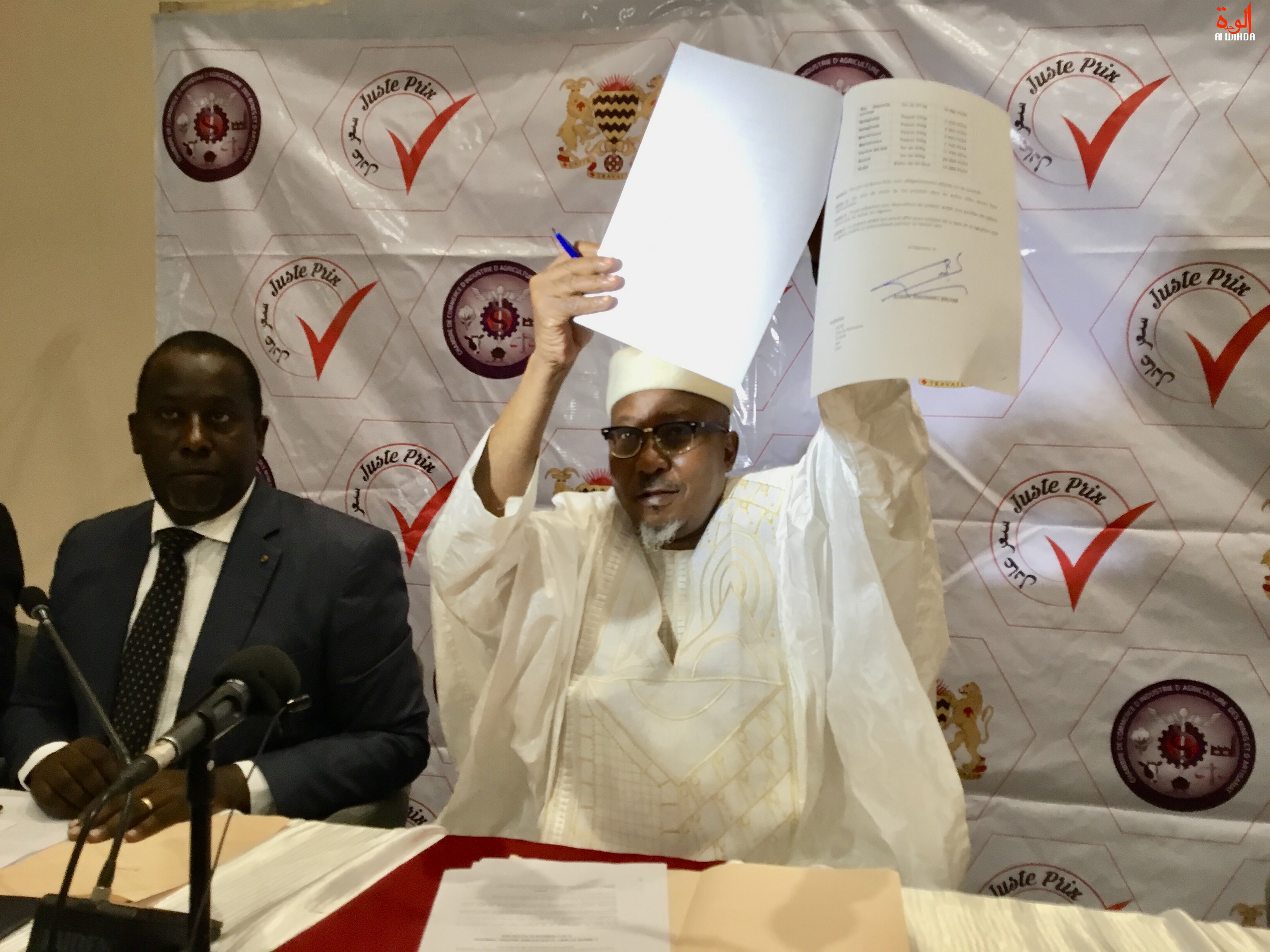 Tchad : le ministre Ahmat Bachir signe l'arrêté fixant les prix des aliments, le 22 juin 2019 à N'Djamena. © Alwihda Info Tchad : le ministre Ahmat Bachir signe l'arrêté fixant les prix des aliments, le 22 juin 2019 à N'Djamena. © Alwihda Info