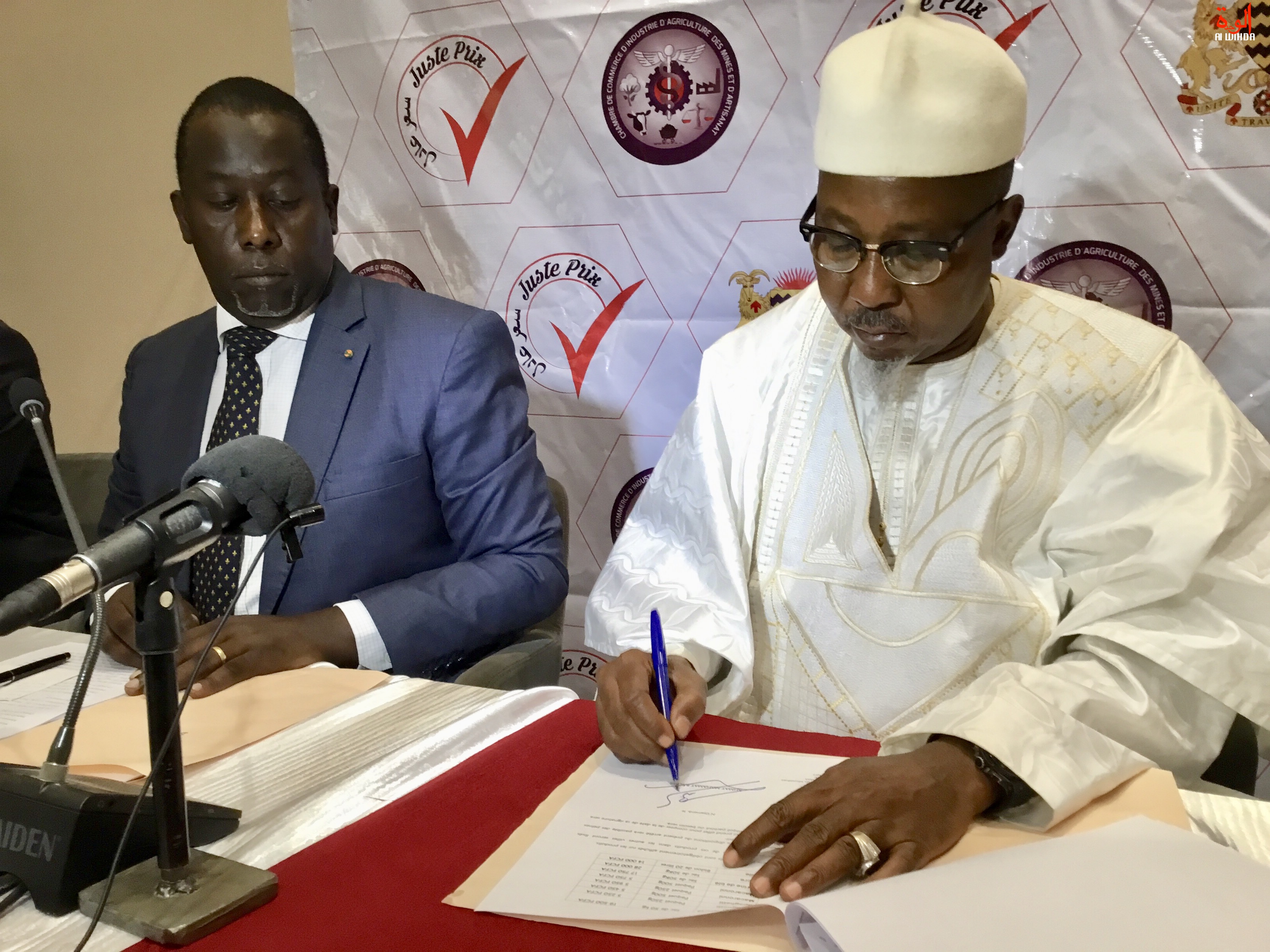 Tchad : le ministre Ahmat Bachir signe l'arrêté fixant les prix des aliments, le 22 juin 2019 à N'Djamena. © Alwihda Info Tchad : le ministre Ahmat Bachir signe l'arrêté fixant les prix des aliments, le 22 juin 2019 à N'Djamena. © Alwihda Info