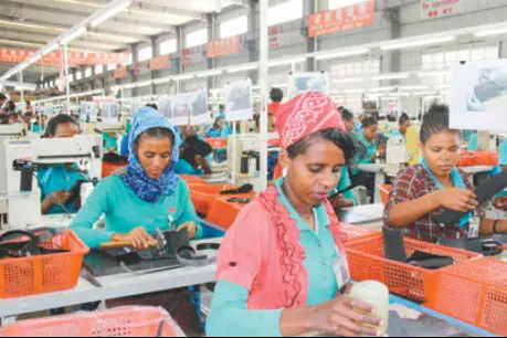 Staff members of Chinese shoe manufacturer Huajian Group work on the production line in the Eastern Industrial Zone located in Addis Ababa, capital of Ethiopia. (People’s Daily/Ji Peijuan)