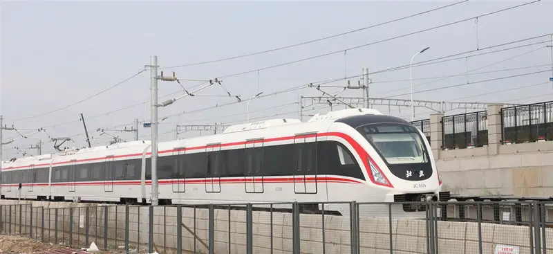 On June 15, 2019, the first phase of the "New Beluga" train of Beijing New Airport Line was air-tested. The new line of the new airport line runs at a highest speed of 160 kilometers per hour, and has a speed of 117 kilometers per hour. (Photo by Liu Xianguo from People’s Daily Online)