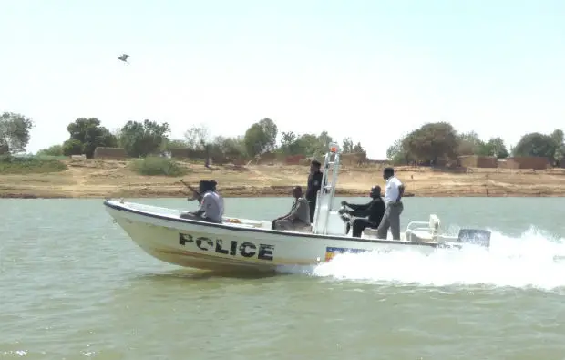 Une patrouille d'un bateau de police au Tchad. © DR