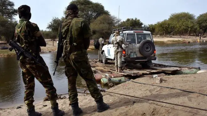 Des soldats en faction sur les rives tchadiennes du lac Tchad. © DR