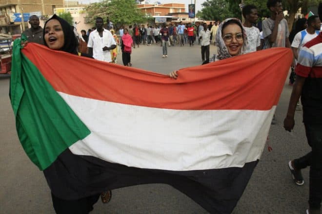 Des manifestantes brandissent le drapeau soudanais, à Khartoum, le 30 juin 2019© AFP/Archives Ebrahim Hamid Des manifestantes brandissent le drapeau soudanais, à Khartoum, le 30 juin 2019© AFP/Archives Ebrahim Hamid