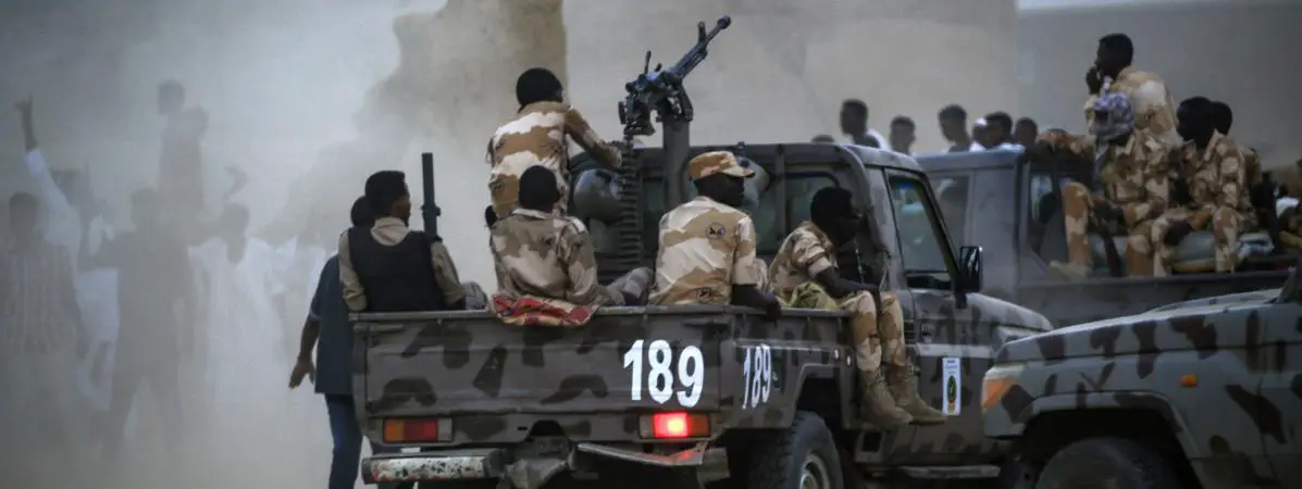 Des membres de la Force de soutien rapide du Soudan sont à l'arrière d'une camionnette équipée d'une tourelle de mitrailleuse lors d'un rassemblement dans le village de Qarri, à environ 90 kilomètres au nord de Khartoum, le 15 juin 2019. (- / AFP)