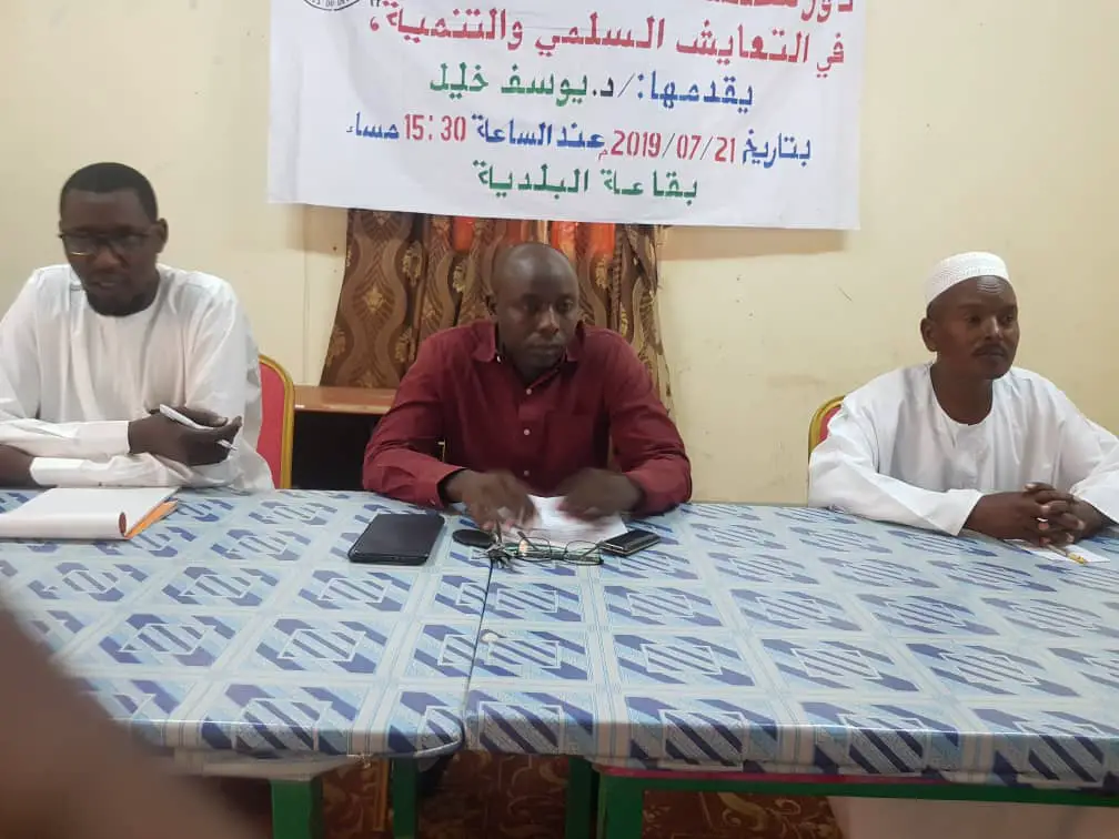 Le conférencier, Dr. Youssouf Khalil Ahmat (au milieu) le 21 juillet 2019 à Abéché. Tchad. © Alwihda Info