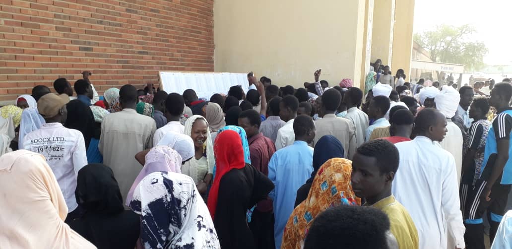 Des candidats au baccalauréat devant des listes de l'ONECS. Illustration. © Alwihda Info/Archives