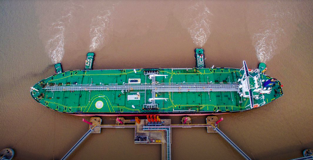 Un pétrolier décharge du pétrole brut dans un terminal en Chine, en juillet 2018. (© China Stringer Network/Reuters)