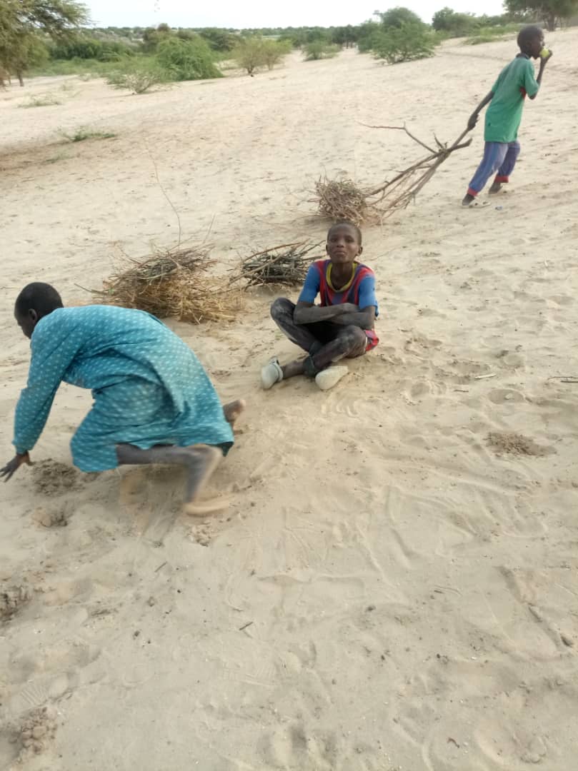 Tchad : libération d'un maître coranique qui attachait des enfants avec des chaînes. © Alwihda Info Tchad : libération d'un maître coranique qui attachait des enfants avec des chaînes. © Alwihda Info