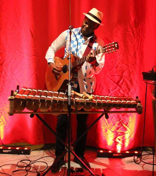 Un talent partagé entre la poésie classique, la chanson, le balafon et la guitare.