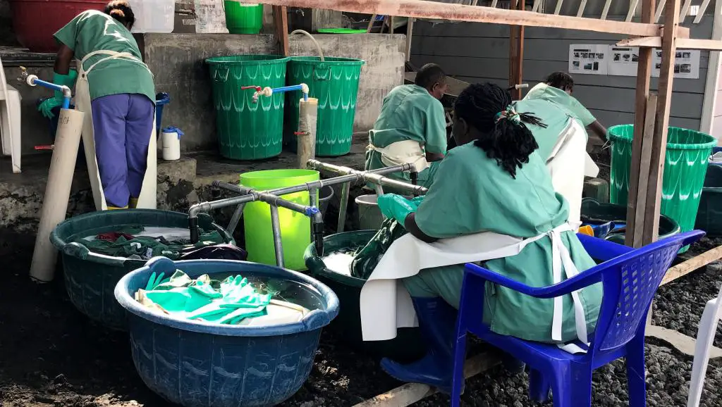 Ebola: dans un centre de soins de Goma, dans l'Est de la RDC, le personnel lave tenues professionnelles et matériel, le 17 juillet 2019. © REUTERS/Djaffer Sabiti