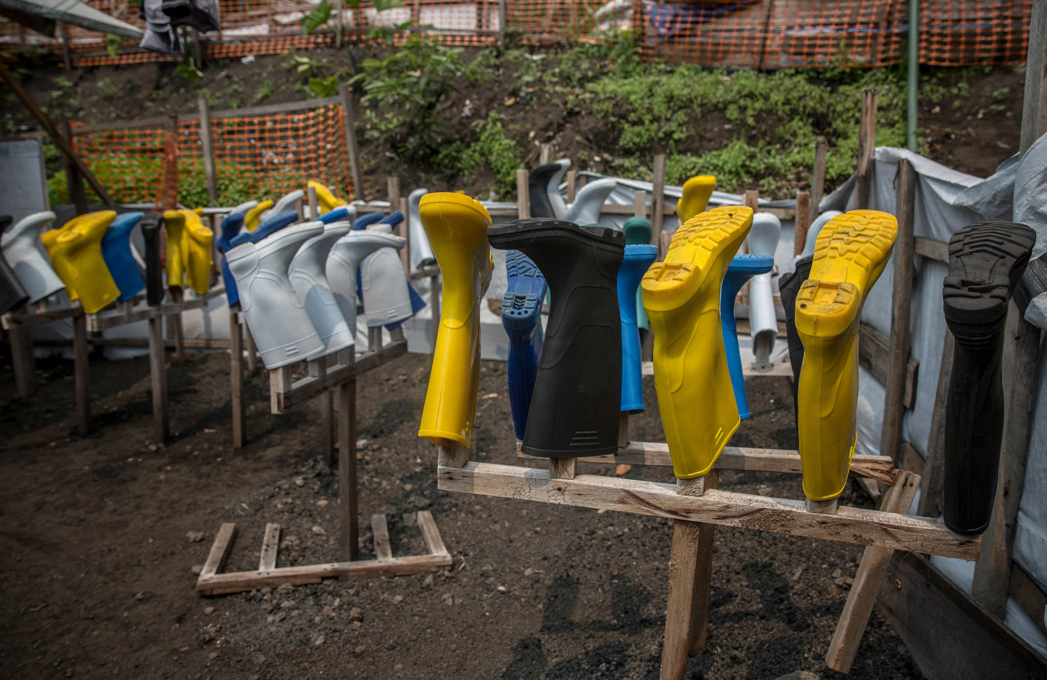 Des bottes de protection dans un centre de traitement d’Ebola dans l’est de la République démocratique du Congo (© Sally Hayden/SOPA Images/LightRocket/ Getty Images) Des bottes de protection dans un centre de traitement d’Ebola dans l’est de la République démocratique du Congo (© Sally Hayden/SOPA Images/LightRocket/ Getty Images)