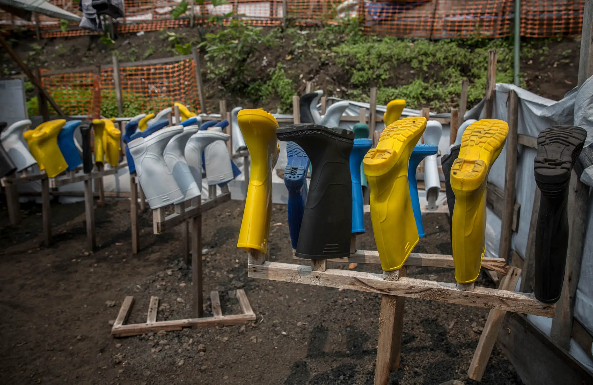 Des bottes de protection dans un centre de traitement d’Ebola dans l’est de la République démocratique du Congo (© Sally Hayden/SOPA Images/LightRocket/ Getty Images)