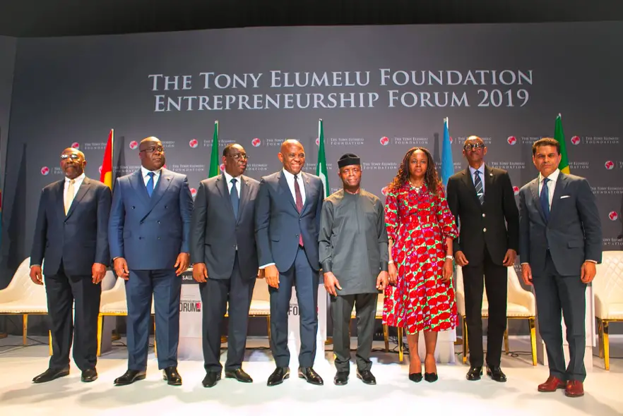 L-r: Premier Ministre de l'Ouganda, H.E. (Dr.) Ruhakana Rugunda; Président de la République Démocratique du Congo, H.E. Felix Tshisekedi; Président du Sénégal, H.E. Macky Sall; Le Fondateur, la Fondation Tony Elumelu, M. Tony Elumelu; Vice-Président du Nigéria, H.E. (Prof) Yemi Osibanjo; Épouse du Fondateur, la Fondation Tony Elumelu, Dr Awele Elumelu; Président du Rwanda, H.E. Paul Kagame; Modérateur et hôte Fareed Zakaria GPS, présentateur de CNN, M. Fareed Zakaria, lors du dialogue présidentiel du fondateur, tenu au Forum de la Fondation Tony Elumelu sur l’entreprenariat 2019, le plus grand rassemblement d’entrepreneurs africains, tenu à Abuja le Samedi.