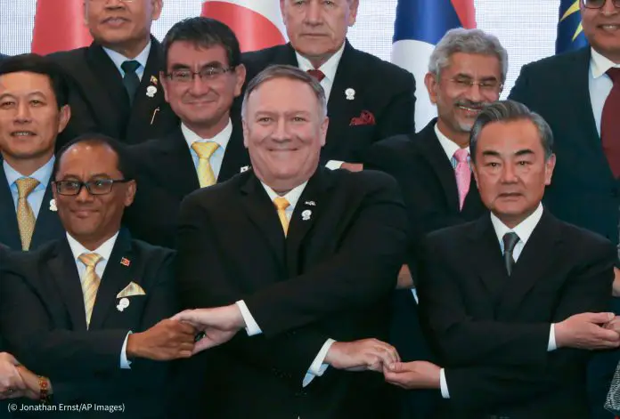 Le secrétaire d’État Mike Pompeo, au centre, se croise les bras pour serrer la main de ses homologues, comme le veut la tradition de l’Asean, lors du forum de l’Asean de 2019. (© Jonathan Ernst/AP Images)