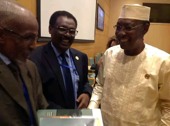 Le président Idriss Déby (droite) et Mahmoud Youssouf Khayal (milieu), nouveau ministre de la Santé publique. © DR