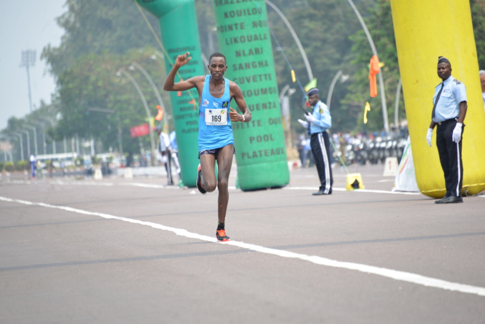 Le rwandais Félicien Mohiri Tiria à l'arrivée.