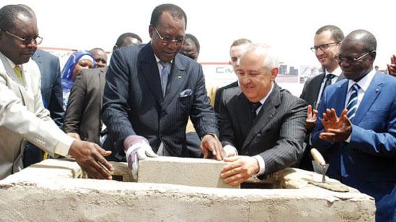 Pose de la première pierre de construction de logements sociaux par le président Idriss Déby en 2014. © PR