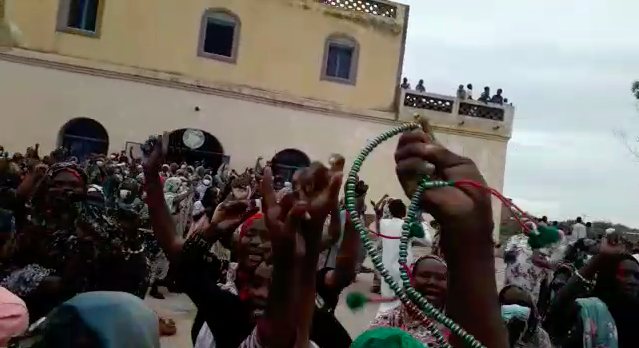 Tchad : nombreux manifestants à Abéché, l'armée ordonne l'évacuation du Sultanat. © Alwihda Info Tchad : nombreux manifestants à Abéché, l'armée ordonne l'évacuation du Sultanat. © Alwihda Info