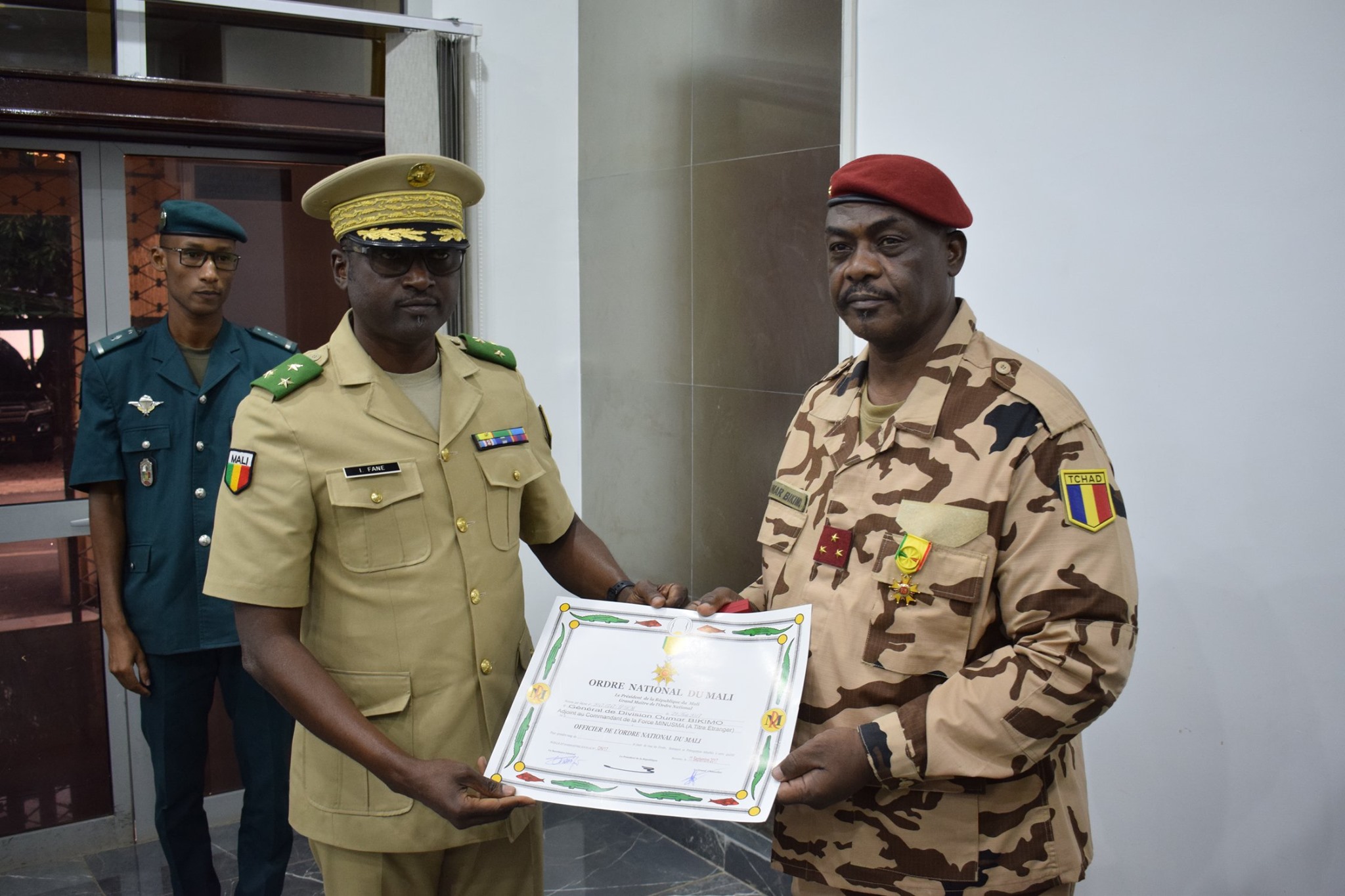 Le général tchadien Oumar Bikimo élevé au rang d’Officier de l’ordre national du Mali. © Force conjointe G5 Sahel