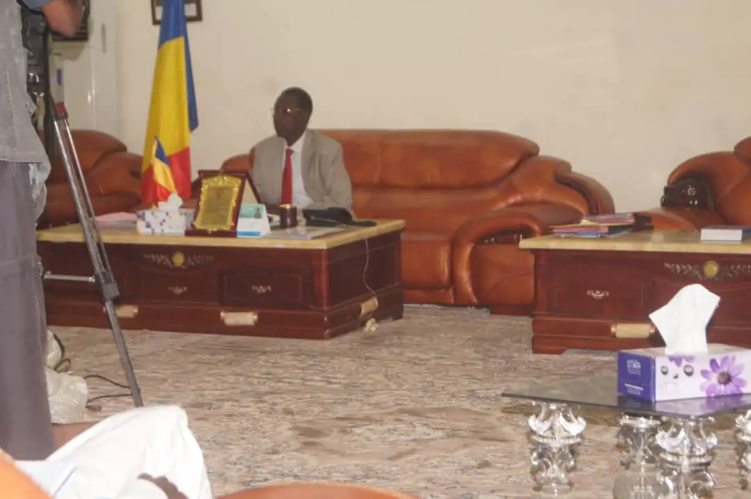 Tchad - état d'urgence : le gouverneur du Ouaddaï donne des orientations à la presse. © Alwihda Info