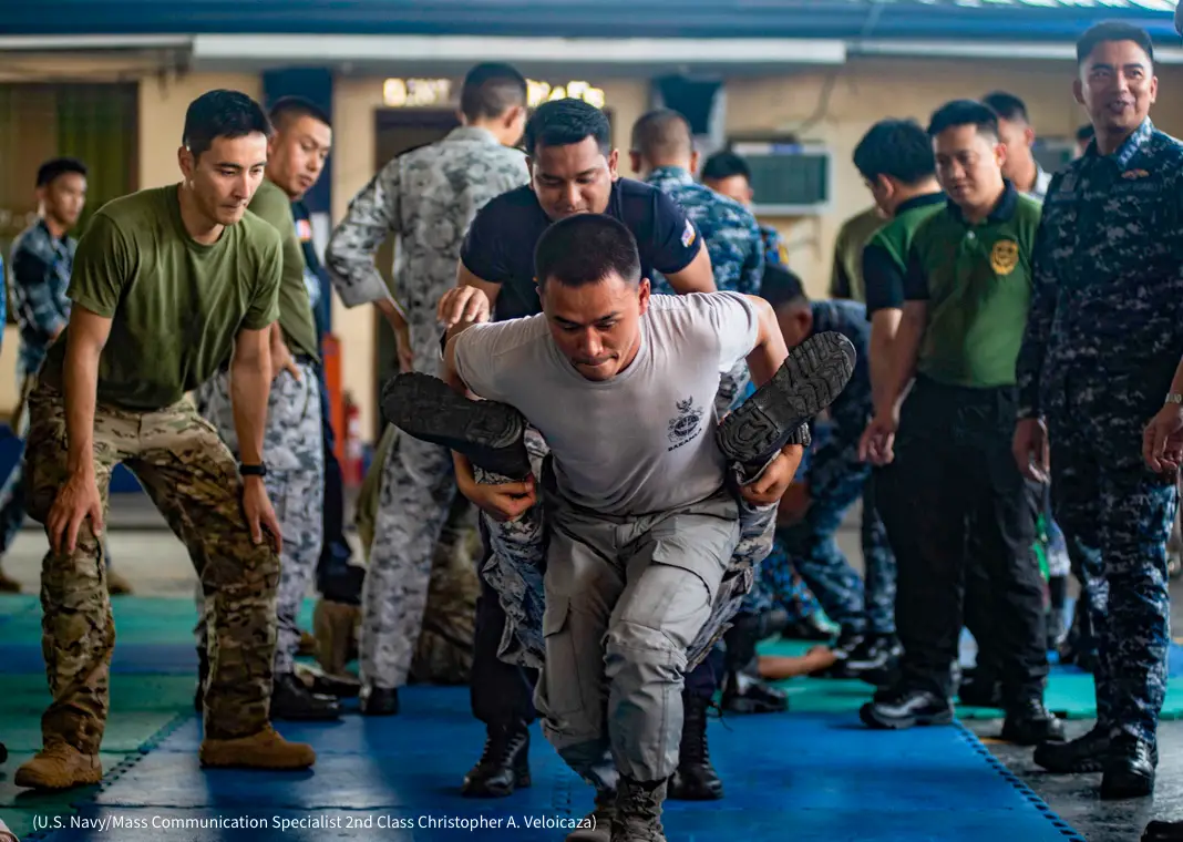 Des militaires américains, thaïlandais et indonésiens lors du SEACART au quartier général de la garde côtière philippine à Manille (U.S. Navy/Mass Communication Specialist 2nd Class Christopher A. Veloicaza)