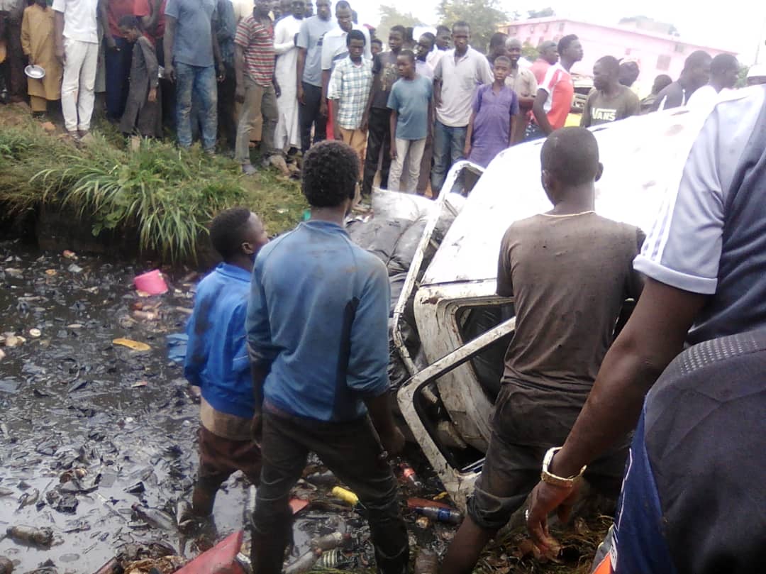Tchad : un véhicule et ses occupants tombent dans un caniveau après un accident. © Alwihda Info Tchad : un véhicule et ses occupants tombent dans un caniveau après un accident. © Alwihda Info