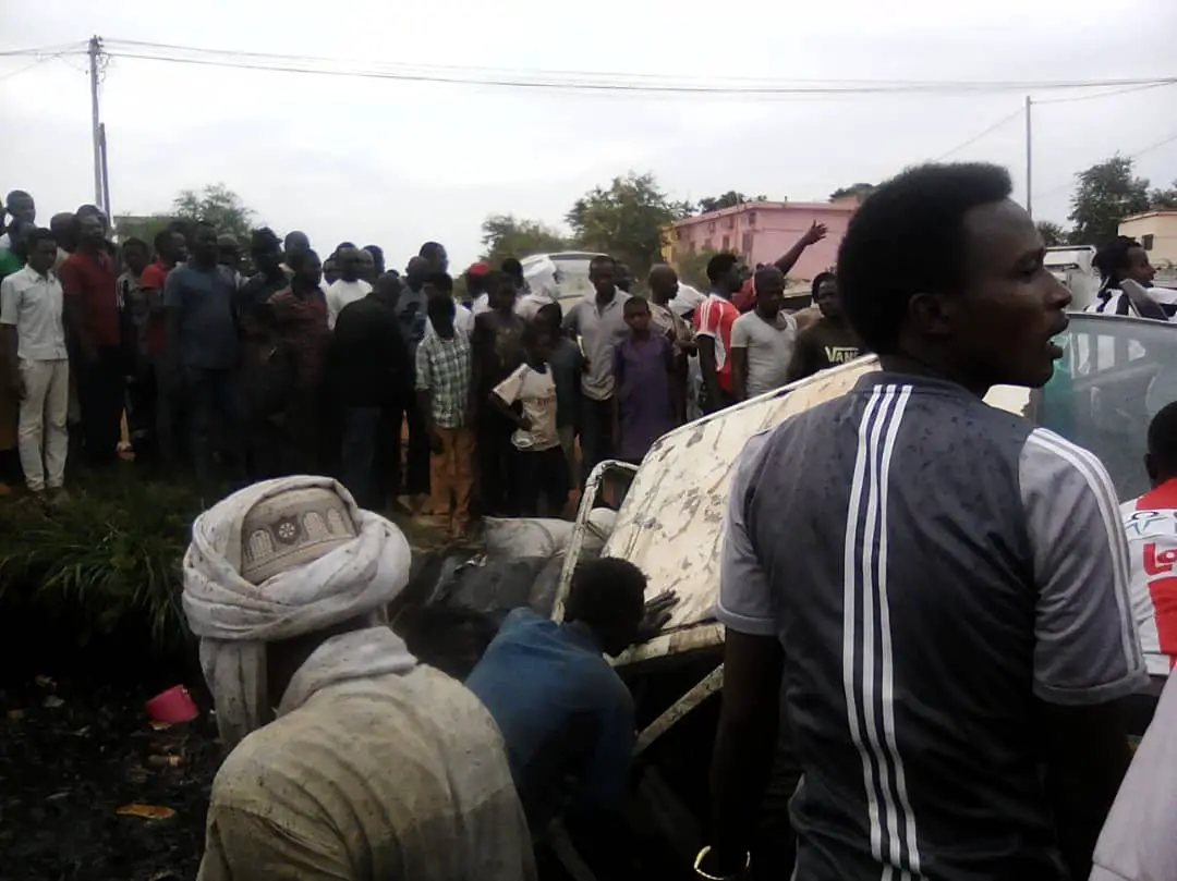 Tchad : un véhicule et ses occupants tombent dans un caniveau après un accident. © Alwihda Info