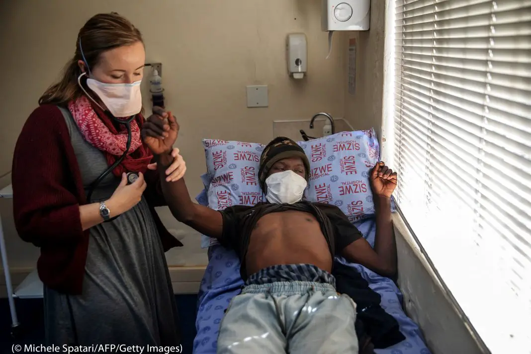 Un médecin examine un patient atteint de la tuberculose à l’hôpital Sizwe des maladies tropicales, à Johannesburg, le 5 août. (© Michele Spatari/AFP/Getty Images)