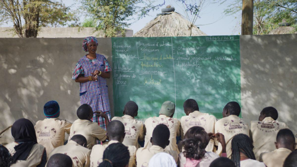 Mme Arame Diop Gueye dispense une formation agricole à la TVET Academy de Mont-Rolland à Thiès, l'une des institutions qui participent au projet mené par Education Development Center (EDC) et soutenu par la Mastercard Foundation.