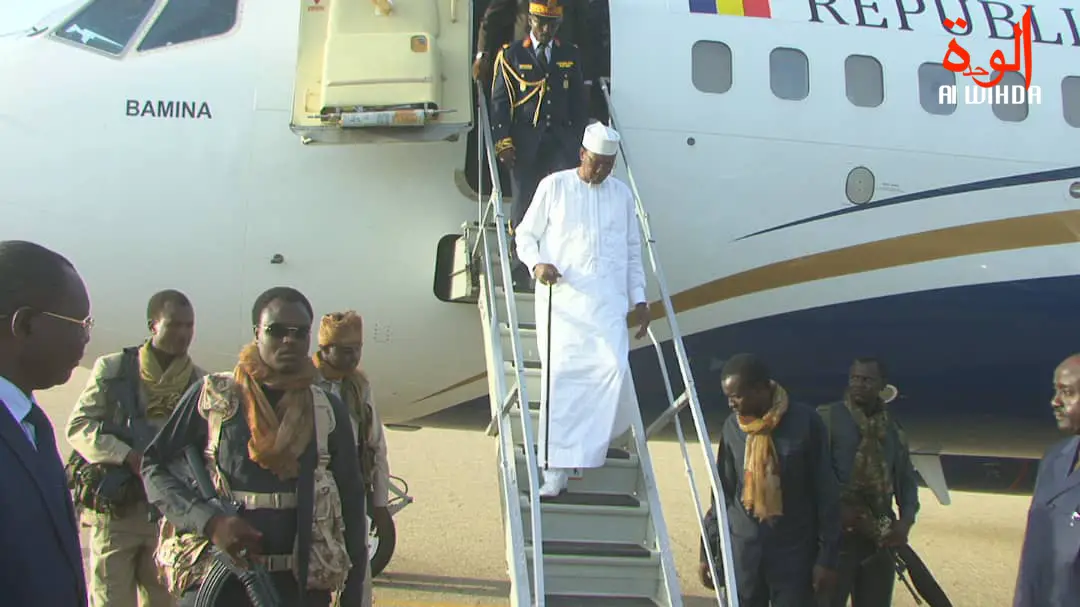 Le président Idriss Déby lors d'une descente d'avion à l'aéroport d'Abéché. Tchad. © Alwihda Info