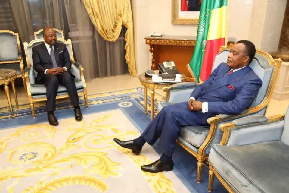 Sassou N'Guesso échangeant avec Alain Claude Bilie By-Nze.