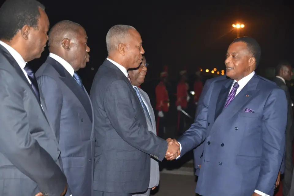 Sassou N'Guesso saluant le gouvernement avant son départ pour Sotchi.