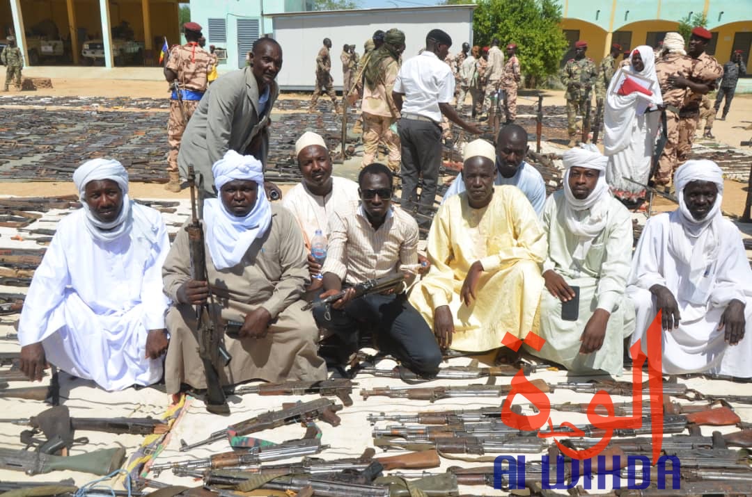 Tchad : présentation de milliers d'armes saisies à l'Est dont 25 lance-roquettes. © Alwihda Info Tchad : présentation de milliers d'armes saisies à l'Est dont 25 lance-roquettes. © Alwihda Info